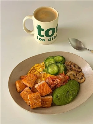 Wibrująca miska na ryż z łososiem i awokado 🥑🍣|Świeży i satysfakcjonujący b...