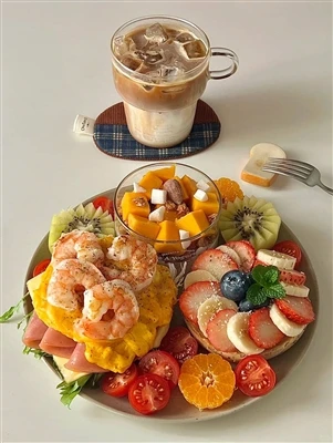 Wibrujący talerz brunchowy 🥪🍤🍓|Kolorowy i satysfakcjonujący poranek